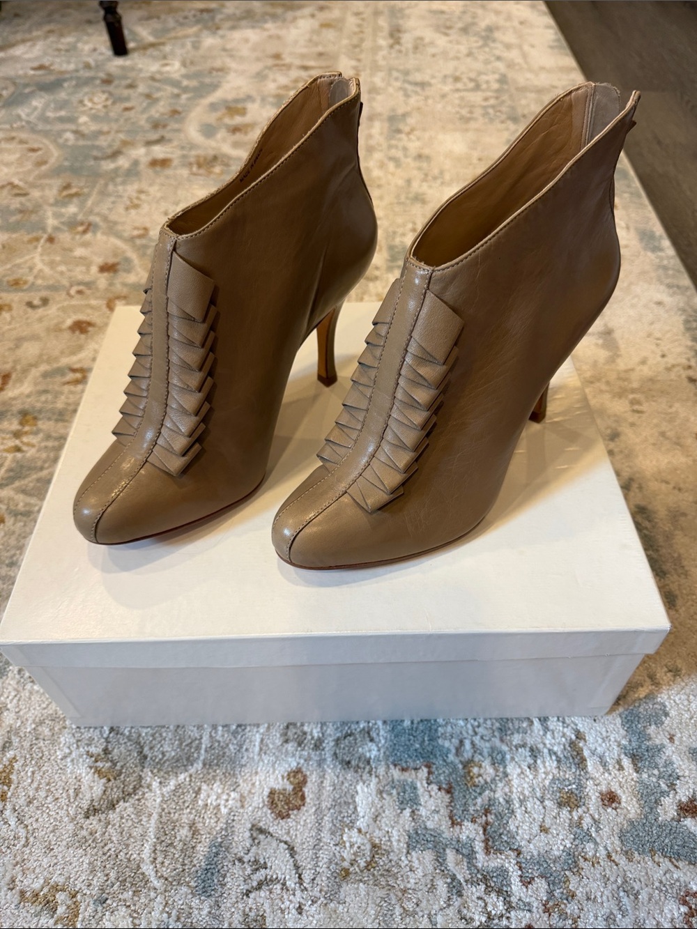 NWT! Pour La Victoire “Cassandra” Taupe Leather Stiletto Bootie Sz 8.5
